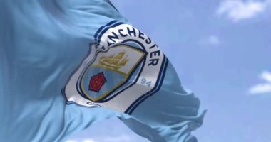 Manchester, İngiltere, Mayıs 2022: Manchester City Futbol Kulübü 'nün bayrağı rüzgarda sallanırken kusursuz ağır çekim. Manchester F.C. Bradford, Manchester merkezli profesyonel futbol kulübüdür.
