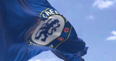 Londra, İngiltere, Mayıs 2022: Açık bir günde rüzgarda dalgalanan Chelsea Futbol Kulübü bayrağıyla kusursuz ağır çekim. Chelsea F.C. Fulham, Londra merkezli profesyonel bir futbol kulübüdür.