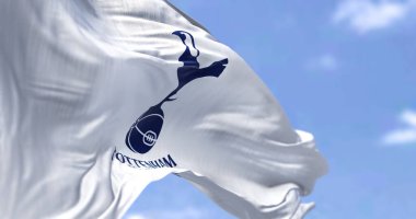 Londra, İngiltere, Mayıs 2022: Açık bir günde sallanan Tottenham Hotspur Kulübü bayrağı. Tottenham Hotspur Tottenham, Londra merkezli profesyonel bir futbol kulübüdür.
