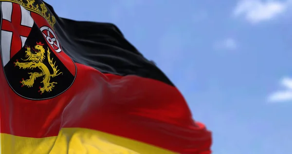 晴れた日には風になびくラインラント プファルツ州の旗 ラインラント プファルツ州 ラインラント プファルツ州 ドイツ西部に位置する州 — ストック写真