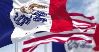 Amerika Birleşik Devletleri bayrağıyla birlikte dalgalanan Iowa eyaleti bayraklarıyla ağır çekimde kusursuz bir döngü. Iowa, ABD 'nin orta batısında bulunan bir eyalettir.