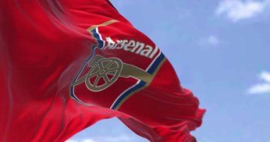 Londra, İngiltere, Mayıs 2022: Arsenal Futbol Kulübü 'nün bayrağıyla açık bir günde rüzgarda sallanan kusursuz ağır çekim. Arsenal Islington, Londra merkezli profesyonel bir futbol kulübüdür.