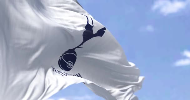 2022年5月 一个晴朗的日子 托特纳姆 热刺的旗帜在风中飘扬 毫无缝隙地慢动作 热刺足球俱乐部 Tottenham Hotspur 是一家位于伦敦托特纳姆的足球俱乐部 — 图库视频影像