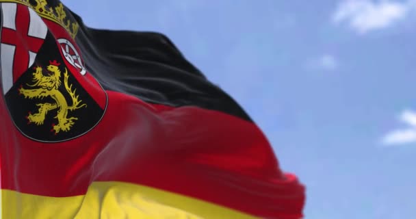 晴れた日に風に手を振ってラインラント プファルツ州の旗とスローモーションでシームレスなループ ラインラント プファルツ州 ラインラント プファルツ州 ドイツ西部に位置する州 — ストック動画