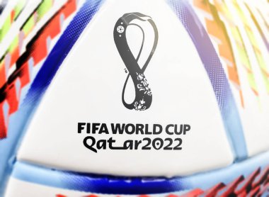 Doha, Katar, Mayıs 2022: 2022 'de Katar' da yapılması planlanan FIFA Dünya Kupası resmi maç topu Al Rihla 'nın yakın çekimi