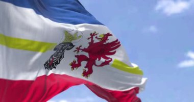 Mekklenburg Batı Pomeranya bayrağının açık bir günde rüzgarda dalgalandığı kusursuz bir döngü. Mecklenburg Batı Pomerania Almanya 'nın kuzeydoğusunda yer alan bir Alman devletidir.