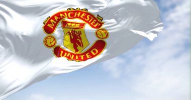 Manchester, İngiltere, Mayıs 2022: Manchester United bayrağı açık bir günde rüzgarda sallanıyor. Manchester United, İngiltere 'nin Manchester şehrinde bulunan bir futbol kulübüdür.