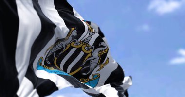 Newcastle, İngiltere, Mayıs 2022: Newcastle United 'ın bayrağı açık bir günde rüzgarda sallanıyor. Newcastle United, İngiltere 'nin Newcastle şehrinde bulunan bir futbol kulübüdür.