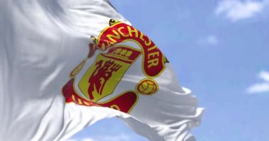 Manchester, İngiltere, Mayıs 2022: Manchester United bayrağı açık bir günde rüzgarda sallanıyor. Manchester United, İngiltere 'nin Manchester şehrinde bulunan bir futbol kulübüdür.