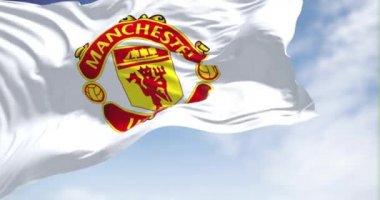 Manchester, İngiltere, Mayıs 2022: Manchester United bayrağı açık bir günde rüzgarda sallanıyor. Manchester United, İngiltere 'nin Manchester şehrinde bulunan bir futbol kulübüdür.