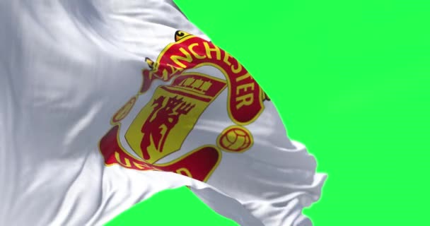 マンチェスター 2022年5月 マンチェスター ユナイテッドの旗は 緑の背景に隔離された風の中で振っています マンチェスター ユナイテッド Manchester United マンチェスターのオールド — ストック動画