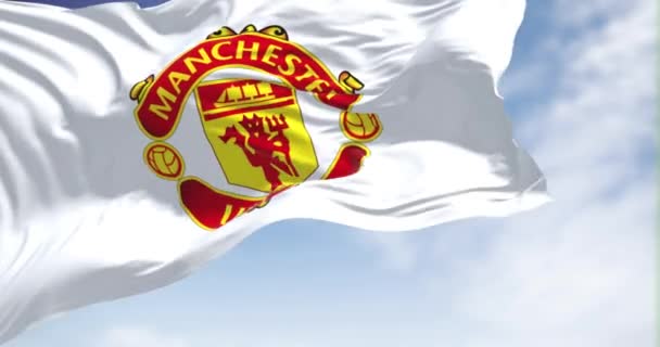 Manchester May 2022 晴れた日にマンチェスター ユナイテッドの旗が風になびく マンチェスター ユナイテッド Manchester United イングランドのマンチェスターにあるプロサッカークラブ — ストック動画