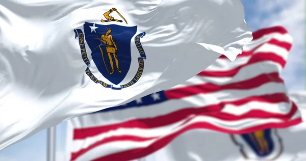 Massachusetts Statliga Flagga Viftar Tillsammans Med Den Nationella Flaggan Usa — Stockfoto