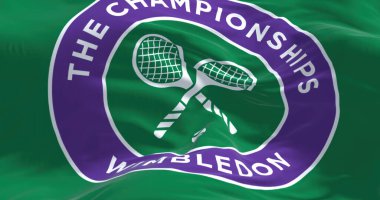 Londra, İngiltere, Nisan 2022: The Championships Wimbledon bayrağını rüzgarda dalgalandırın. Wimbledon Şampiyonası, her yıl Haziran ayı sonunda düzenlenecek büyük bir tenis turnuvası.