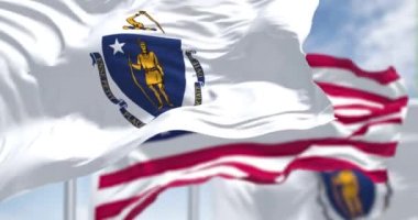Amerika Birleşik Devletleri bayrağıyla birlikte dalgalanan iki Massachusetts bayrağıyla kusursuz bir döngü. Massachusetts, ABD 'nin New England bölgesinde bulunan bir eyalettir.