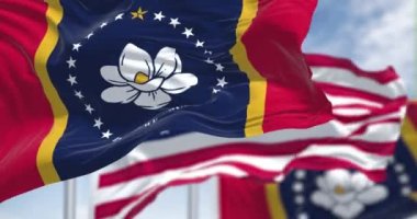 Amerika Birleşik Devletleri bayrağıyla birlikte dalgalanan iki Mississippi bayrağıyla ağır çekimde kusursuz bir döngü. Mississippi, ABD 'nin güneydoğu bölgesinde bir eyalettir.