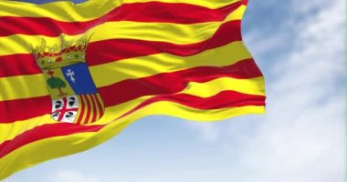 Açık bir günde rüzgarda dalgalanan Aragon bayrağıyla kusursuz bir döngü. Aragon, İspanya 'da ortaçağ Aragon Krallığı' na bağlı özerk bir toplumdur.