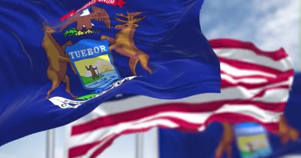 无缝圈慢动作 密歇根州的两面国旗与美国国旗一同摇曳 密歇根州是美国中西部的一个州 — 图库视频影像