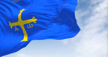 Asturias bayrağı açık havada rüzgarda dalgalanıyor. Asturias İspanya 'nın kuzeybatısında özerk bir topluluk.