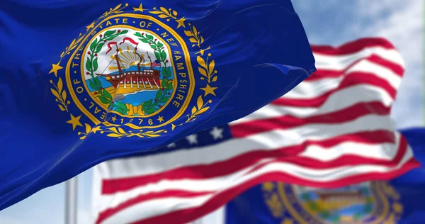Bandera Del Estado New Hampshire Ondeando Junto Con Bandera Nacional —  Fotos de Stock
