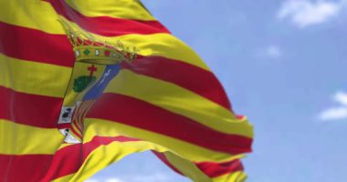 Açık bir günde rüzgarda dalgalanan Aragonese bayrağı. Aragon, İspanya 'da ortaçağ Aragon Krallığı' na bağlı özerk bir topluluktur. Yavaş çekimde kusursuz döngü. Arka görünüm