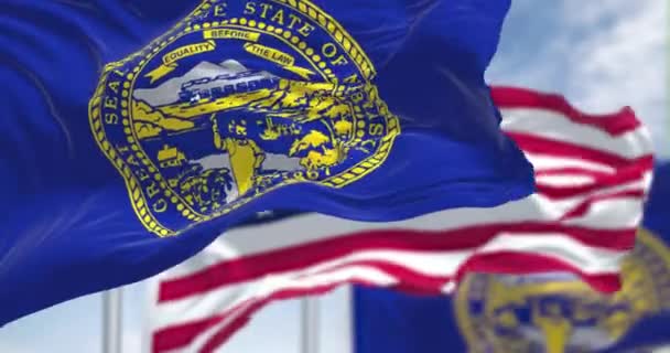 Bendera Nebraska Melambai Bersama Dengan Bendera Nasional Amerika Serikat Putaran — Stok Video