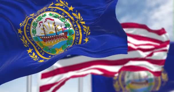 Bendera Negara Bagian New Hampshire Melambai Bersama Dengan Bendera Nasional — Stok Video