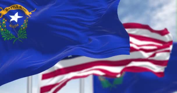 네바다 국기가 미국의 국기와 흔들고 있습니다 천천히 움직이는 고리야 네바다주는 — 비디오