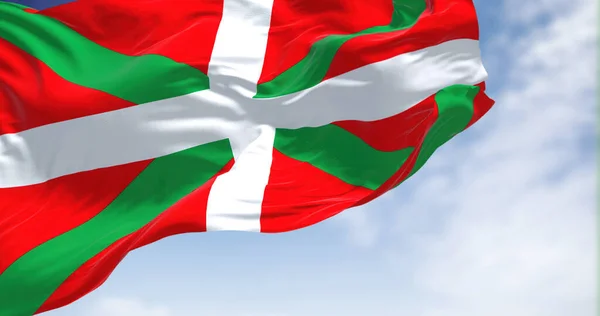 晴れた日にはバスク地方の国旗が風になびく バスク地方はスペイン北部の自治体である — ストック写真