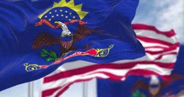 Kuzey Dakota eyalet bayrağı, Amerika Birleşik Devletleri bayrağıyla birlikte dalgalanıyor. Yavaş çekimde kusursuz döngü. Kuzey Dakota, Orta Batı 'da bulunan bir eyalettir.