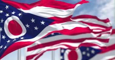 Ohio eyalet bayrağı, Amerika Birleşik Devletleri bayrağıyla birlikte dalgalanıyor. Yavaş çekimde kusursuz döngü. Ohio, ABD 'nin orta batı bölgesinde bulunan bir eyalettir.
