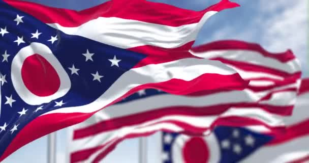Die Fahne Des Bundesstaates Ohio Weht Zusammen Mit Der Nationalflagge — Stockvideo
