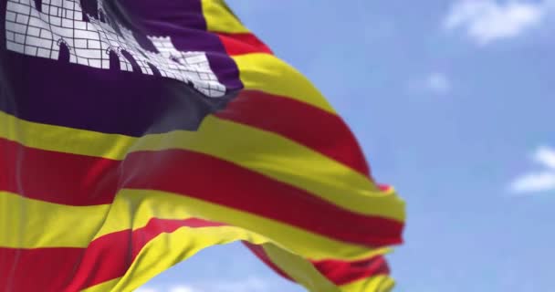 Rückansicht Der Flagge Der Balearen Die Einem Klaren Tag Wind — Stockvideo