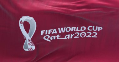 Doha, Katar, Ekim 2021: 2022 Fifa Dünya Kupası logosunun dalgalandığı bayrak. Etkinlik 21 Kasım - 18 Aralık 2022 tarihleri arasında Katar 'da gerçekleşecek.