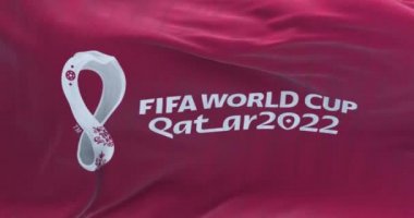 Doha, Katar, Ekim 2021: 2022 Fifa Dünya Kupası logosunun dalgalandığı bayrak. Etkinlik 21 Kasım - 18 Aralık 2022 tarihleri arasında Katar 'da gerçekleşecek.