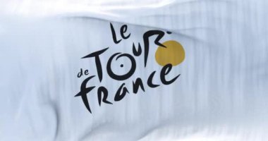 Paris, Fransa, Haziran 2022: Tour de France logosunun dalgalandığı bayrak. Fransa Bisiklet Turu yılın en önemli bisiklet etkinliği ve dünyanın en önemli spor etkinliklerinden biridir.