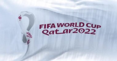 Doha, Katar, Ekim 2021: 2022 Fifa Dünya Kupası logosunun dalgalandığı bayrak. Etkinlik 21 Kasım - 18 Aralık 2022 tarihleri arasında Katar 'da gerçekleşecek.