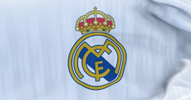 Madrid, İspanya, Mayıs 2022: Açık bir günde rüzgarda sallanan Real Madrid Club de Futbol bayrağı. Gerçek Madrid C.F. Madrid merkezli İspanyol profesyonel futbol kulübüdür.