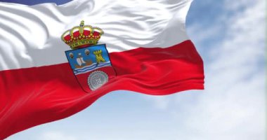 Cantabria bayrağı açık havada rüzgarda sallanıyor. Cantabria, İspanya 'nın kuzeyindeki Santander özerk bölgesinin başkentidir. Yavaş çekimde kusursuz döngü