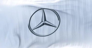 Stuttgart, Almanya, Haziran 2022: Mercedes-Benz logosu rüzgarda sallanan beyaz bayrak. Yavaş çekimde kusursuz döngü