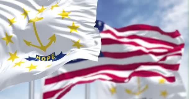 Rhode Islands Flagga Viftar Tillsammans Med Amerikas Förenta Staters Flagga — Stockvideo