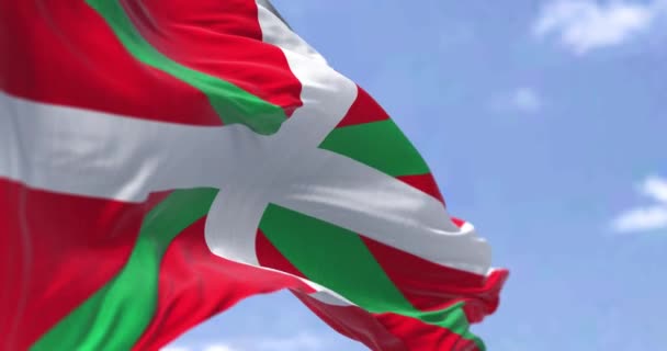 在晴朗的日子里 巴斯克乡村的旗帜在风中飘扬 巴斯克地区是西班牙北部的一个自治区 慢动作无缝圈 — 图库视频影像