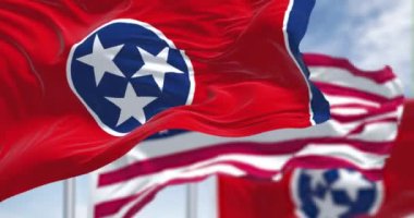 Tennessee eyalet bayrağı ABD bayrağıyla birlikte dalgalanıyor. Tennessee, ABD 'nin güneydoğu bölgesinde bulunan bir eyalettir. Yavaş çekimde kusursuz döngü