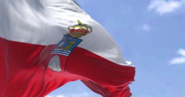 Cantabria bayrağı açık havada rüzgarda sallanıyor. Cantabria, İspanya 'nın kuzeyindeki Santander özerk bölgesinin başkentidir. Yavaş çekimde kusursuz döngü