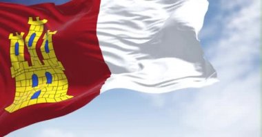 Castilla La Mancha bayrağı açık havada rüzgarda dalgalanıyor. Kastilla La Mancha İspanya 'nın özerk bölgelerinden biridir. Yavaş çekimde kusursuz döngü