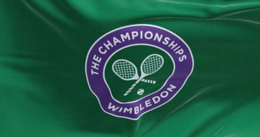 Londra, İngiltere, Nisan 2022: The Championships Wimbledon bayrağını rüzgarda dalgalandırın. Wimbledon Şampiyonası, her yıl Haziran ayı sonunda düzenlenecek büyük bir tenis turnuvası.
