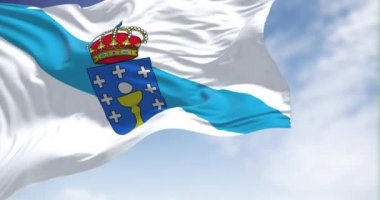 Galiçya bayrağı açık bir günde rüzgarda dalgalanıyor. Galiçya İspanya 'nın özerk bir toplumu ve İspanyol yasalarına göre tarihi bir uyruktur. Yavaş çekimde kusursuz döngü