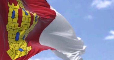 Castilla La Mancha bayrağı açık havada rüzgarda dalgalanıyor. Kastilla La Mancha İspanya 'nın özerk bölgelerinden biridir. Yavaş çekimde kusursuz döngü