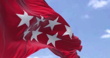 Madrid Topluluğu bayrağı açık bir günde rüzgarda sallanıyor. Madrid Topluluğu, İspanya 'nın 17 özerk bölgesinden birisidir. Yavaş çekimde kusursuz döngü