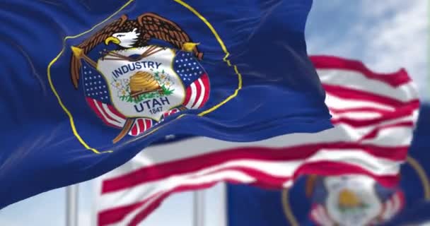 Прапор Штату Юта Розмахує Разом Національним Прапором Сполучених Штатів Америки — стокове відео